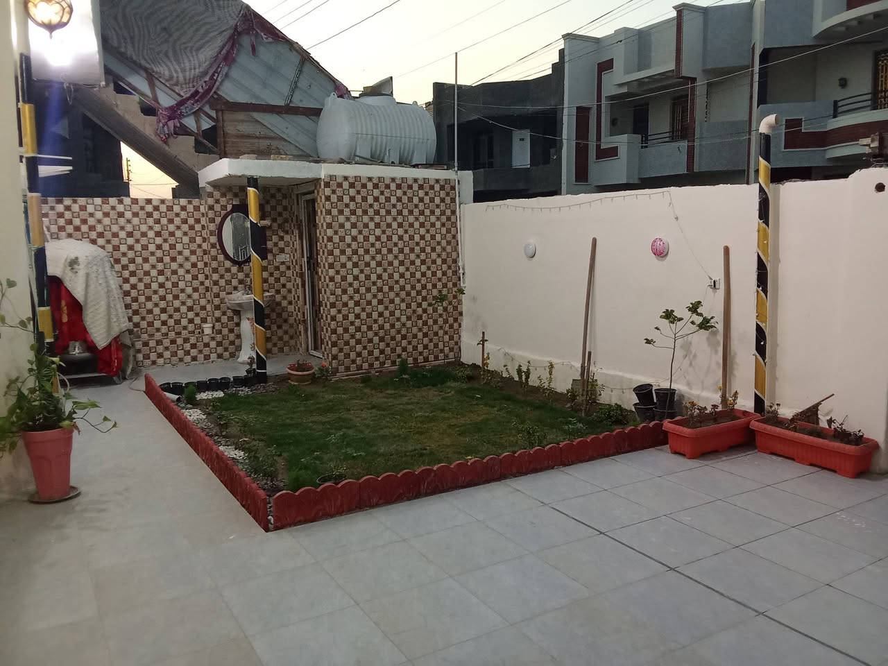 🏠 بيت للبيع - حي العطاء
المواصفات 
رقم الدار 224/5
• المساحة: 150 متر مربع. الوجهة 10 والنزال 15
• نوع العقار: طابو صرف (وتم تحويلة من عرصة الى دار بسمي).
• نوع البناء: طابوق جمهوري (درجة أولى).
🔹 تفاصيل الطابق الأرضي:
الاستقبال: (6 × 4) متر. 
المطبخ: (5 × 3٫5) متر.
 صالة داخلية مع حمام داخلي.
ومناور عدد 2
وصحيات عدد2 وحدة في الخارج والثانية في المنور  
و حمام عدد 2 واحد داخلي والثاني في الطابق الثاني 
غرف النوم الغرفة  (5× 4) متر.
تفاصيل الطابق الثاني:
صالة جلوس إضافية.
 حمام 
 غرف نوم: * الغرفة : (5×4) متر
الاستفسار ***********
              ***********
