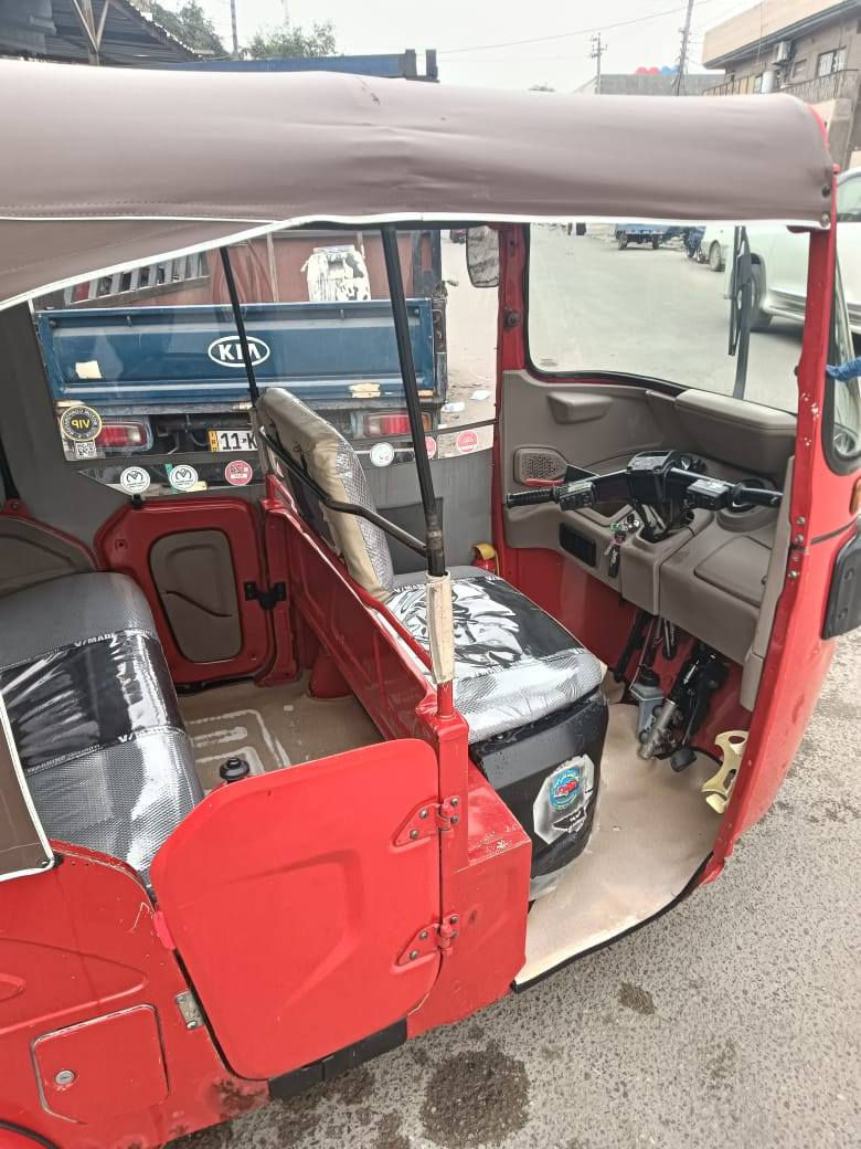 السلام عليكم تكتك للبيع موديل 2021 شهر 12 كفاله من المعجون والصبغ عدا بارد بالبكلايت الخلفي مكينه خير من الله مجفته تجفيت شركه اول مره السعر 7800 وبيه مجال حك الجيه التكتك كامله مال جناي للتصال *********** واتساب هم اكو العنوان بغداد الشرطه الخامسه
