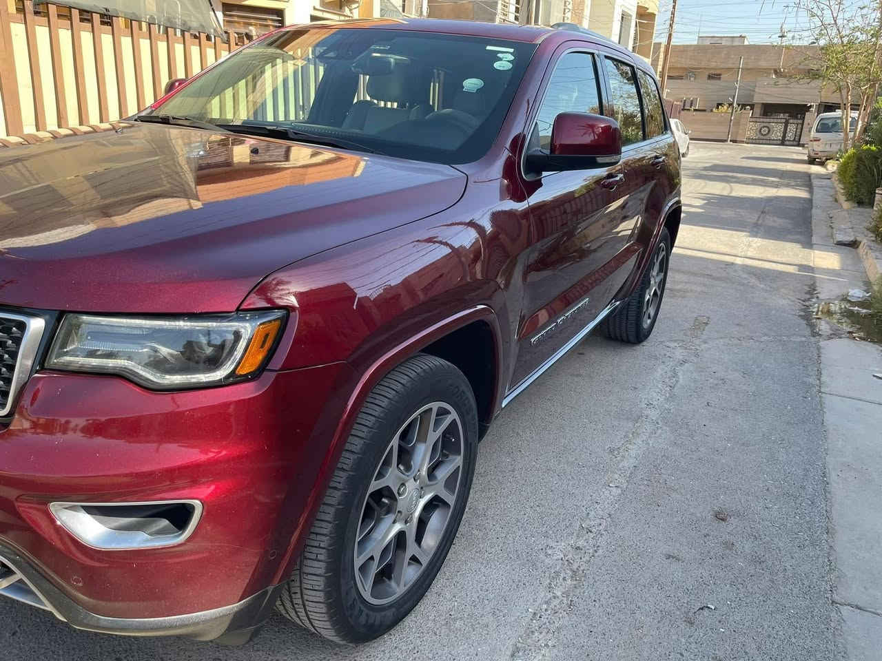 جيب كراند شيروكي   فئه خمسه وعشرينه 
الموديل 2018 فول مواصفات  فول الفول السياره كلين تايتل مكفوله كفاله عامه ..
المحرك : V6.  3.6L.
العداد : 62 الف ميل 
* المواصفات: 
* تحذير الخروج عن المسار. 
* ⁠رادار امامي
* نقطة عمياء.
* دفع رباعي 4x4. 
* فرش المقاعد من الجلد ومميز 
* المقاعد الأمامية كهربائية.
* ⁠داخل السياره ابيض .
* ذاكرة لحفظ وضعيات الجلوس. 
* المقاعد الأماميةمع تدفئة+ تبريد
* ويل قياس 20 انج اسود لماع.
* مقاعد الامياميه كهرباء
* تدفئة ستيرن. 
* ⁠ستيرن كهرباء
* سقف بانوراما.
* شاشه 8.4 انج.
* نظام الملاحة (GPS). 
* نظام خاص للطرق الوعرة. 
* مصابيح امامية زنون. 
* المصابيح الأمامية مع LED لايت. 
* كشافات الضباب زنون. 
* تشغيل عن بعد.
* صندوق كهربائي.
*  حساسات أمامية. 
*  حساسات خلفية
* كاميرا خلفية
* مرايا بخاصية التعتيم الذاتي. 
* مرايا جانبية قابلة للطي كهربائيا. 
* بلوتوث تلفون.
* محدد سرعة. 
* نظام تشغيل واطفاء اوتماتيكي للمحرك للتوفير من صرف الوقود.
*نظام بريك  اوتماتيكي
مكان السياره بغداد 
هـ/ ***********
