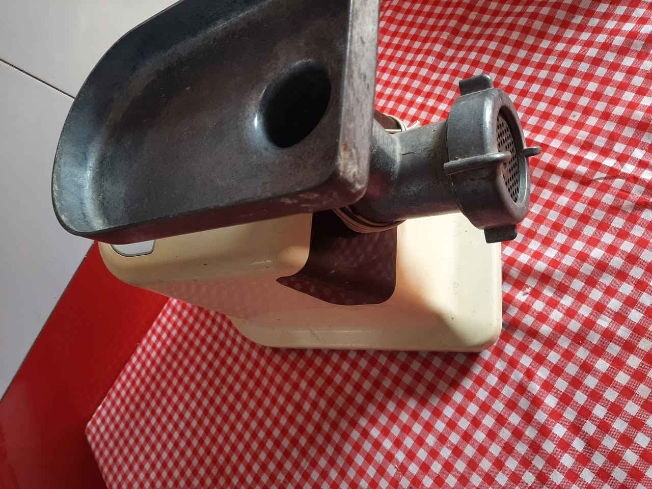 سلام عليكم مثرامه البيع اصليه شغال كلشي مابيه ونضيفه السعر 85وبيه مجال المكان بغداد المعامل بستان سامي رقم *********** بيه وتساب
