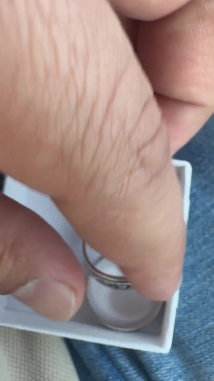 حلقتين فضه عيار ٩٢٥ وزنهم  ١٥ غرام 
حط سعر وبالعافيه 
***********
واتساب
