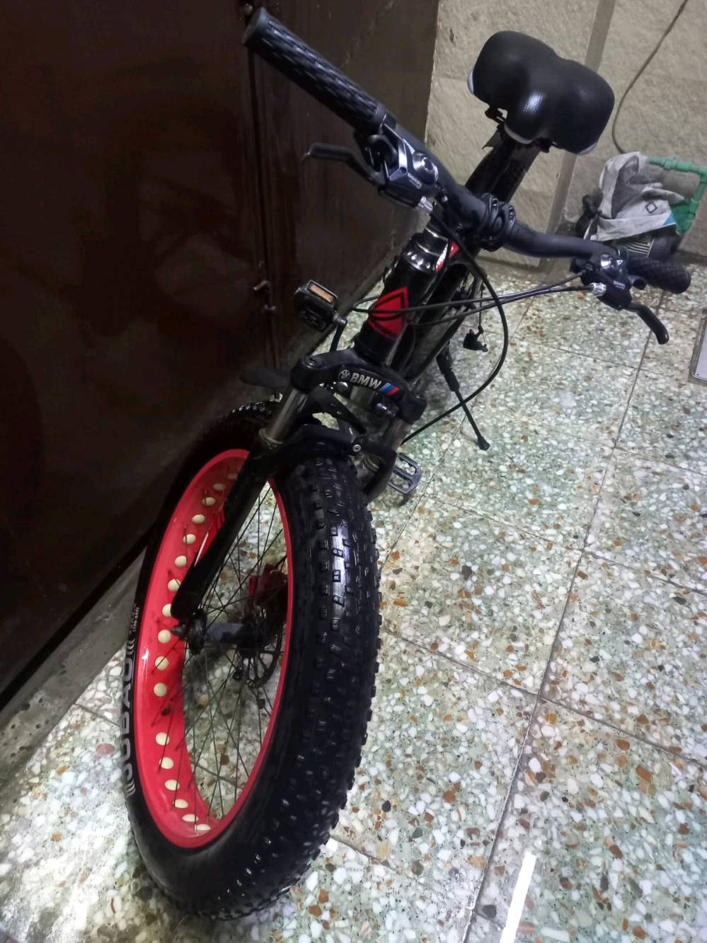 دراجة هوائية رائعة من نوع SUPERBROS، مثالية للاستعمال على الطرقات الغير ممهدة بفضل الإطارات العريضة. مناسبة للمتعة والرياضة بتصميم أنيق يجمع بين الأحمر والأسود. استخدمت بشكل قليل وفي حالة جيدة جدًا.

تقبل التفاوض بالسعر.