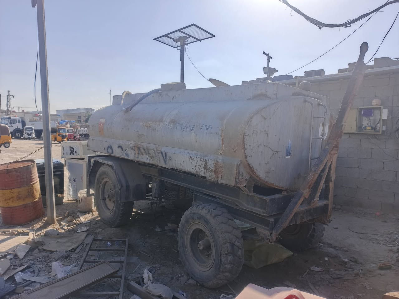 يا الله يا الله 
مقطورة للبيع 🤍
مقطورة نضيفة ربع ما تصرف عليها🤍
التانكي حديد 🆗
تايرات جدد 🛞
الحمولة ٥ تالاف 
المكان بغداد الحرية 🩶
السعر 3500 وبيها مجال  
الرقم ***********
