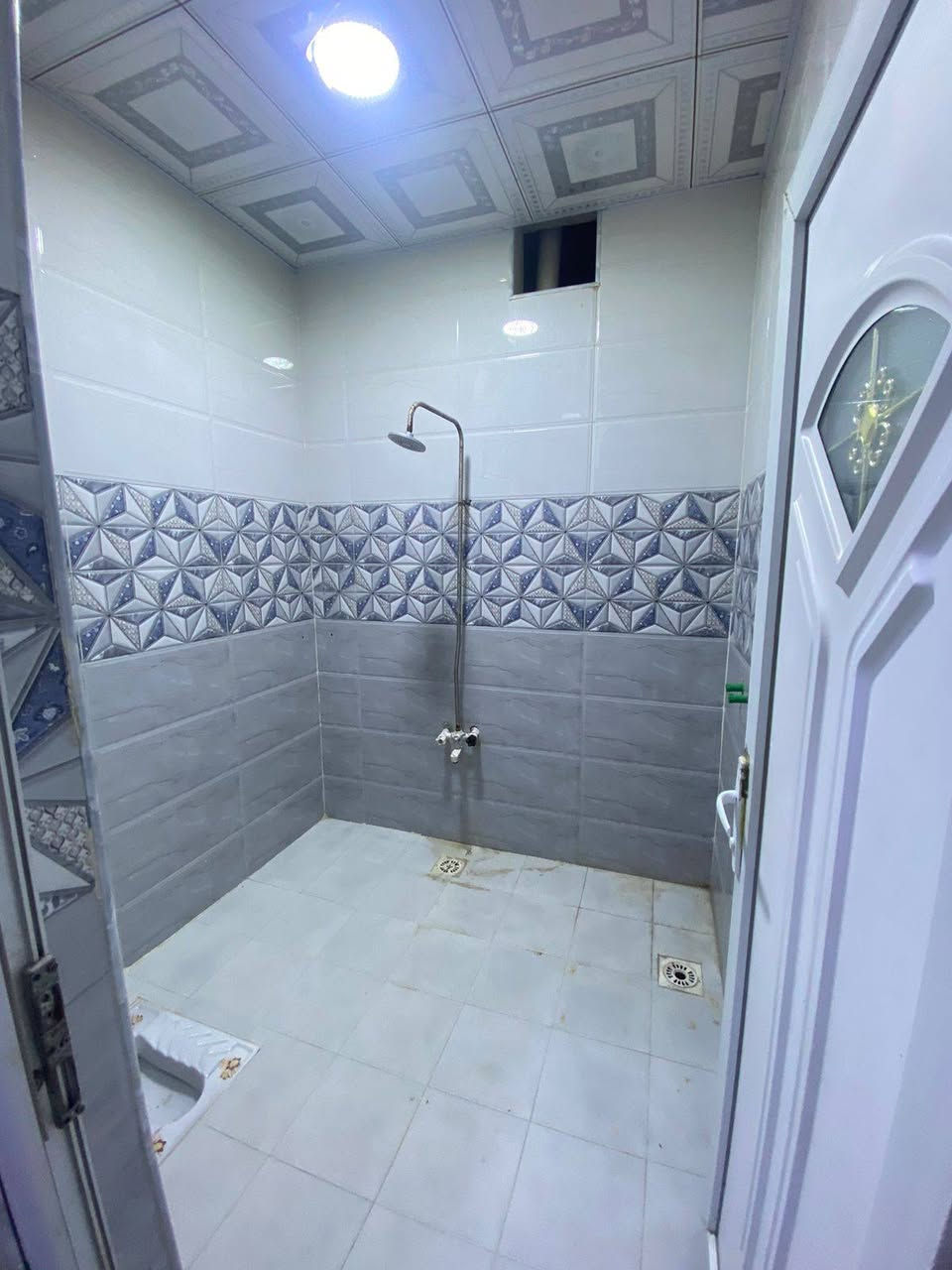 متاح بيت 200 متر كامل وجاهز بناء2024 غرفتين وصاله وستقبال حديقة كراج البيت كلش بنائه حلو ومرتب ماء كهرباء خط مولد خط انترنت ضوي العنوان بصرة الجزيره منطقة الصقر شارع الملعب التواصل وتساب او اتصال واني بالخدمة ***********المندوب ابوفاطمة السعر 90 وبي مجال الشراي
