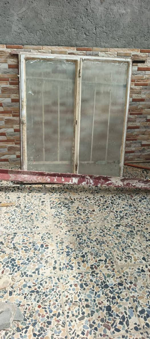 السلام عليكم بيبان و شبابيك مستعملات مال تفليش أنضاف 
كلش وشيلمانات أنضاف الشيلمان بلجيكي  والشراي بي خير ودلل ***********
