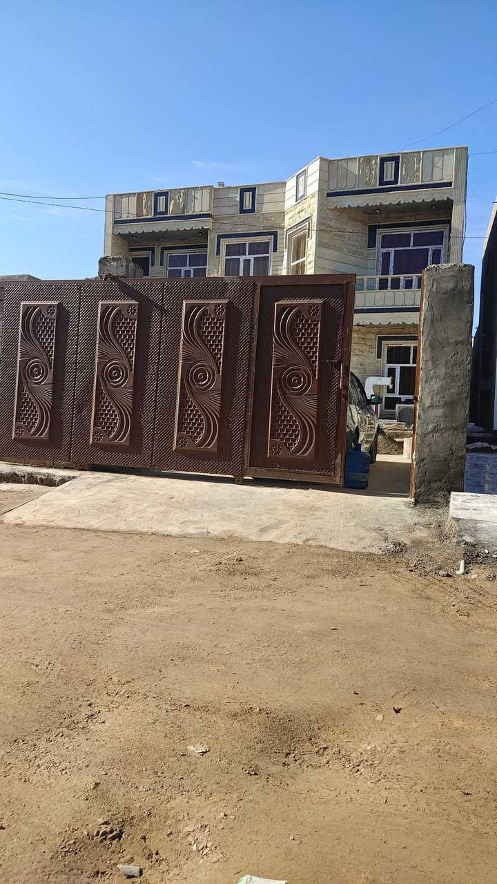 سلام عليكم بيت للبيع
مساحة الارض600 /4غرف نوم  الفوگ8×4 والجوه5×4 
بيت كامل مطبخ حار بارد صحيات خارجيه مع حمام. وصحيات داخليه عدد2 مع حمامات. ربعه8×4.وحياكم البيت سعره80 وبيه مجال ***********
