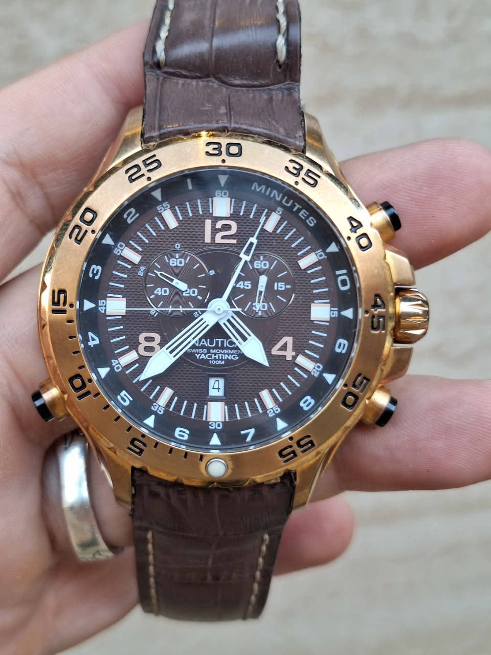 ساعة رجالية أصلية من ماركة Nautica، وتحديداً موديل Nautica NST Yachtimer (مثل الإصدار A36503G أو N18522G)، والمصممة خصيصاً لعشاق الرياضات البحرية واليخوت.أبرز مواصفات الساعة:الهيكل: مصنوع من الفولاذ المقاوم للصدأ ومطلي باللون الذهبي الوردي (Rose Gold).الميناء: يأتي باللون البني الداكن مع تفاصيل رياضية بارزة وعقارب مضيئة في الظلام.الميزات: تحتوي على وظيفة الكرونوغراف (مؤقت رياضي)، ونظام تتبع تنازلي مخصص لسباقات اليخوت (Yachting Countdown).المقاومة للماء: تتحمل ضغط الماء حتى عمق 100 متر (10ATM).الحزام: مصنوع من الجلد الطبيعي باللون البني بنقشة جلد التمساح مع خياطة بارزة مركز طوخ, القليوبية


**إذا كنت صاحب هذا الإعلان وتريد حذفه لأي سبب، رجاءا أرسل رسالة إلى الدعم الفني**