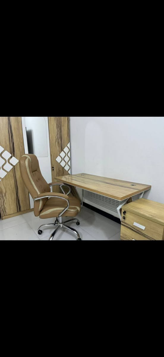 سلام عليكم
كرسي وميز ولوكر نظيفات جدا
السعر 180 للاستفسار خاص او 
*********** واتساب فقط
