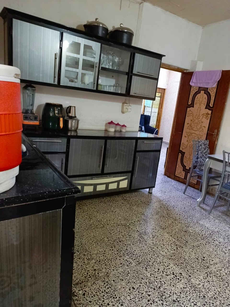 بيت للبيع طابو صرف في الزعفرانية نهاية شارع المعهد محلة #٩٧٠ قرب جامع وحسينية الصادق الامين طابقين الاول بيت معزول يحتوي على خمس غرف و استقبال ومطبخ ومجمع صحيات والثاني شقتين معزولات كل شقة تحتوي على مطبخ وهول وغرفة ومجمع صحيات يعني صاير ٣ بيوت المساحة #٢١٦م ينفع استثمار تاخذة و تاجرة ٣ بيوت وينفع للعائلة الكبيرة للأستفسار الاتصال ***********واتساب 
@الجميع
