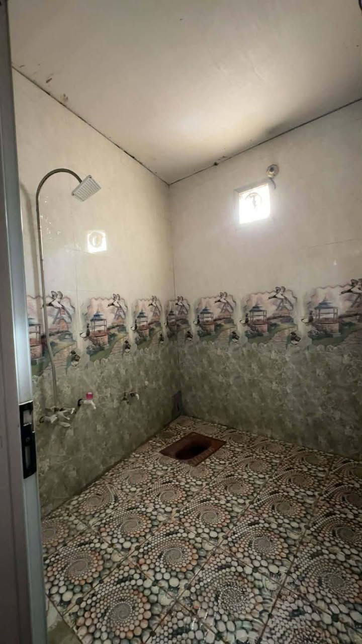 بيت طابق واحد لليجار مساحته 150متر بناء حديث درجة اوله العنوان بابل شارع 80 مال حله كربلاء مقابيل البانزيخانه الجديد يبعد عن شارع 80 50متر تقريبن 
***********
