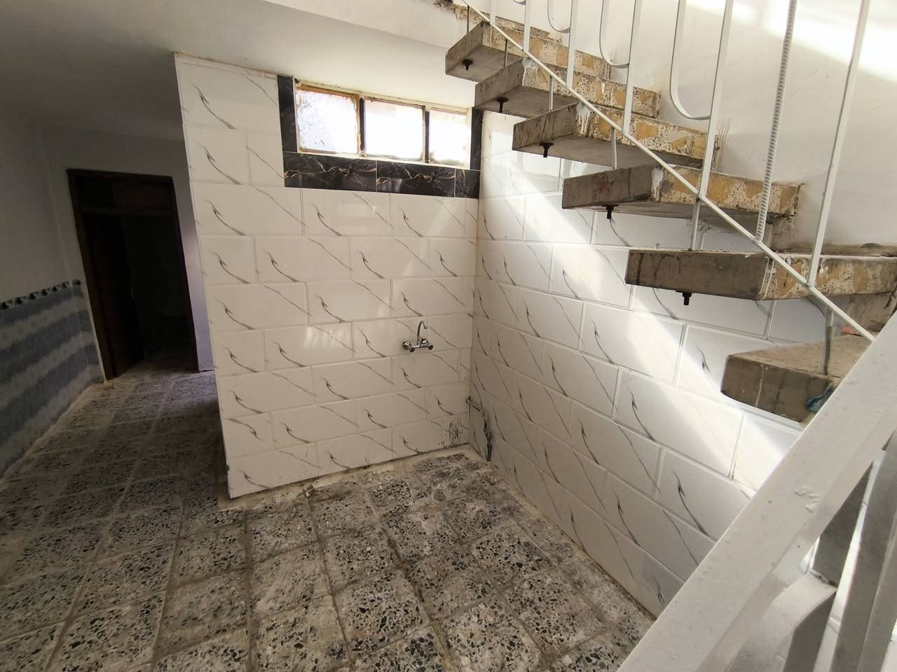 سلام عليكم  بيت البيع منطقه الحسينيه شارع ابو سمير مساحه 75/قاط واحد /البيت نضيف 
الاستفسار ***********كرار
