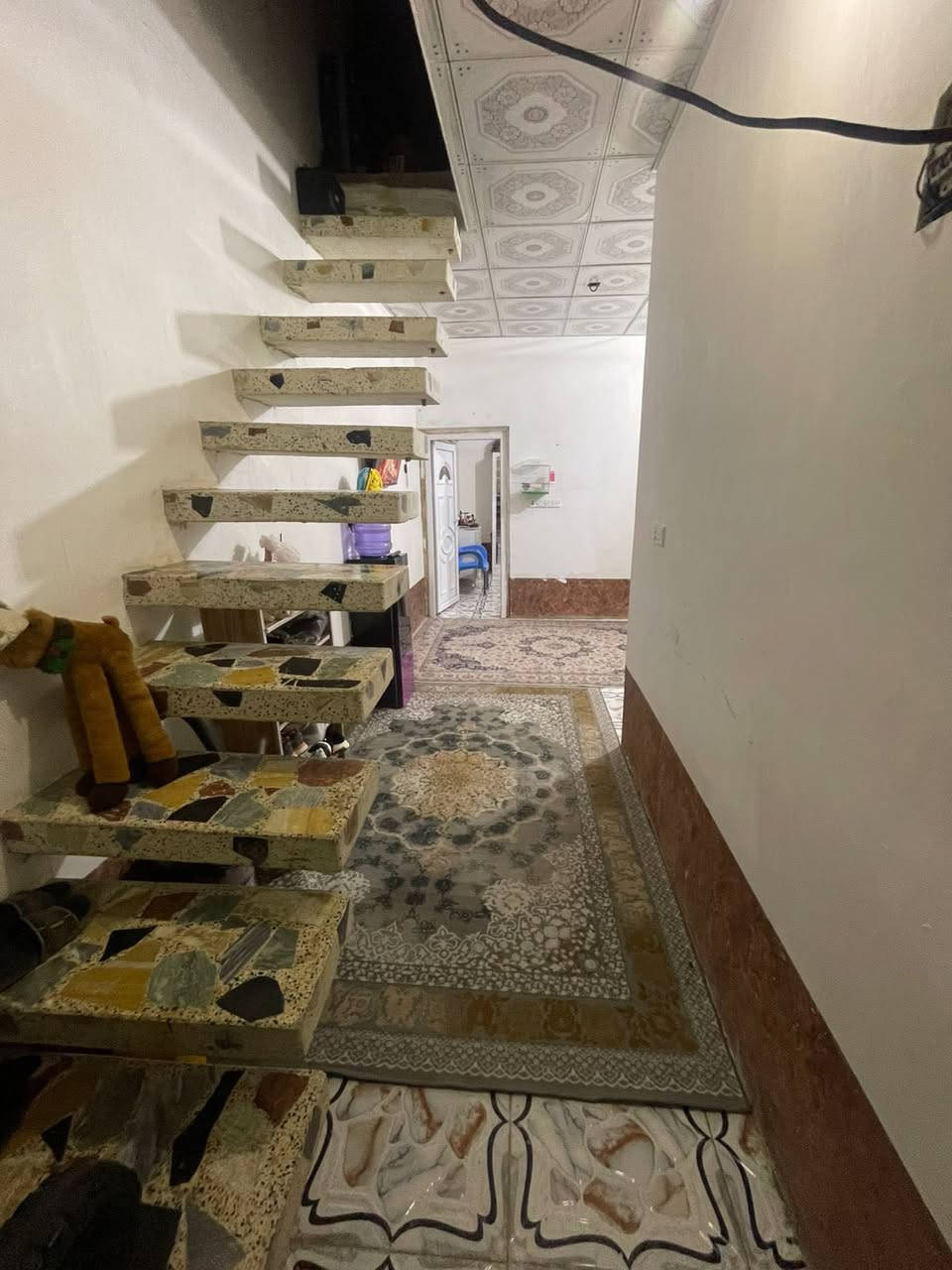 السلام عليكم بيت للبيع مساحة ٥٠ متر يحتوي على مطبخ وصالة وحمام ومنور وغرفة وبيتونه خدمات كاملة مي وكهرباء ومجاري العنوان كربلاء الشبانات قرب مدرسة دار الايتام منطقة حي الشكر السعر 30 مع الاثاث و ٢٧ بدون اثاث وبي مجال ***********
