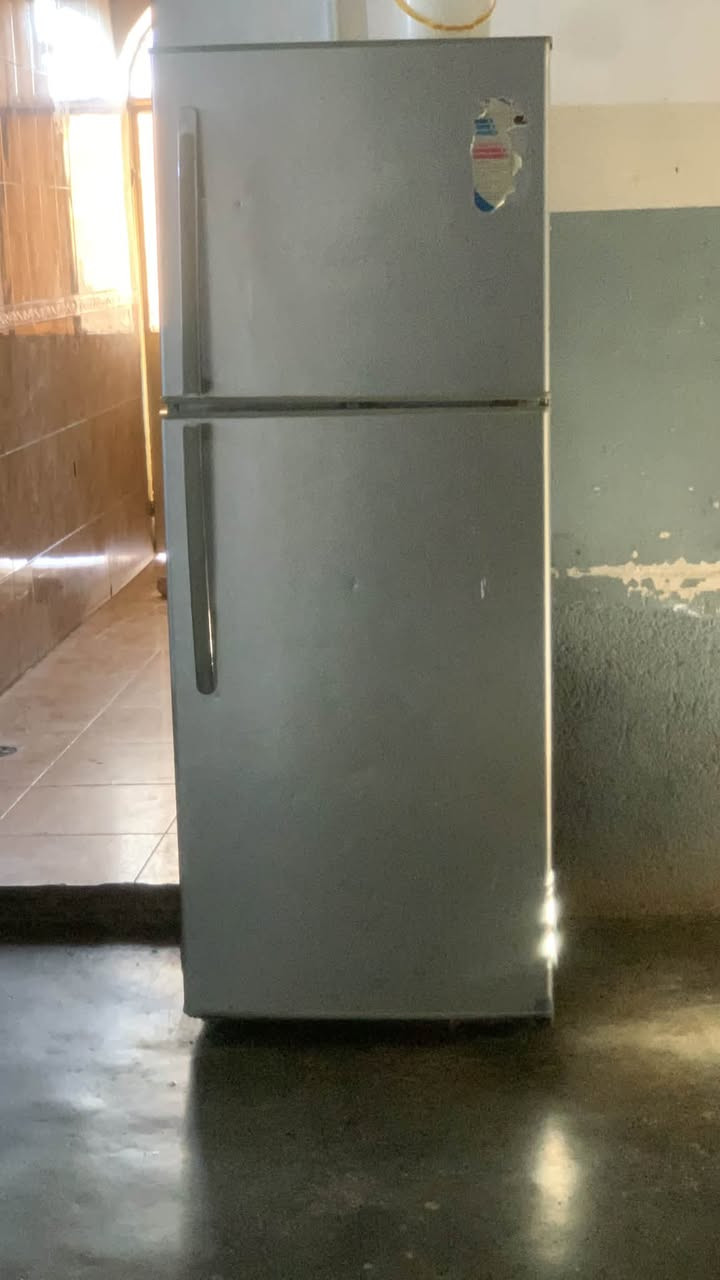 للبيع
 ثلاجه ٢٠ قدم نضيفه 
طباخ ستيل ٤ عيون وبي فرن 
طباخ منضدي٥ عيون وياه ميز ماله بابين 
***********
