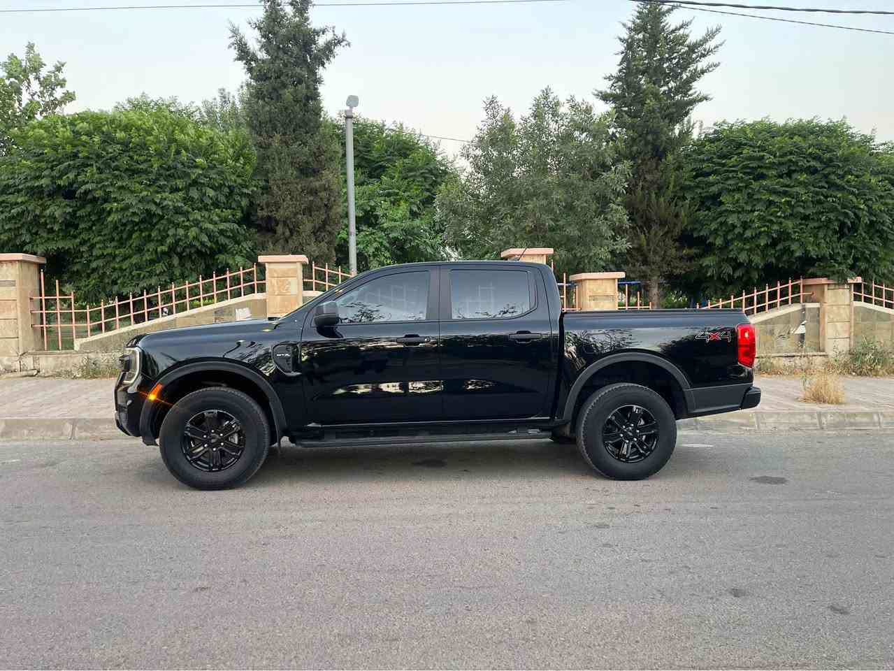 فۆرد ڕەنجەر 2024 ئەمریكی 4x4
دەبڵ ئەكسلە
مواسەفات STX 
شاشە ئایپاد و گێچ ئایپاد ڕاداری پێشەوە و لایت لید و برێك بەسمەیە 
تەنها چەمەلاغی لای سایەق بۆیاغە بەبێ ناو و ئەرباگی هەمووی بیلادیە و هیچی نەتەقیوە
40 هەزار مایل ڕۆیشتوە
سەیارەكە ژمارە كاتیە
نرخی 255 گەڵا و مەجالێكی زۆر كەم 
*********** رانية, السليمانية
