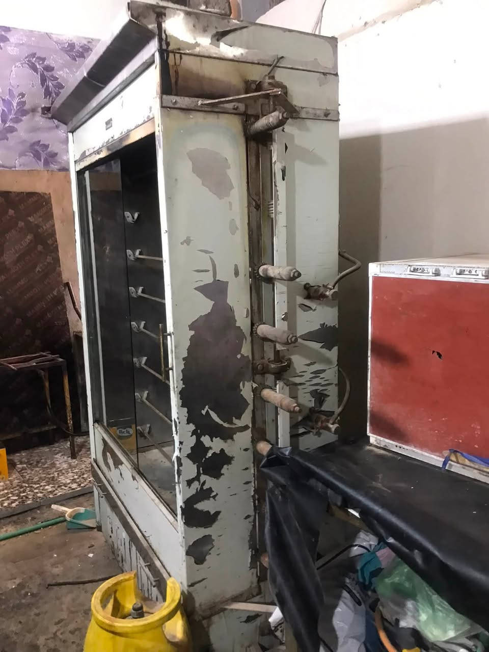 شوايه دجاج صناعه سوريه مع قنينه غاز بلاستك الشوايه متروكه ونضيفه نقص شيش واحد وجامه وحده بيه جامه وحده فقط الشوايه مع القنينه٧٠٠  الاتصال على الرقم. ***********
