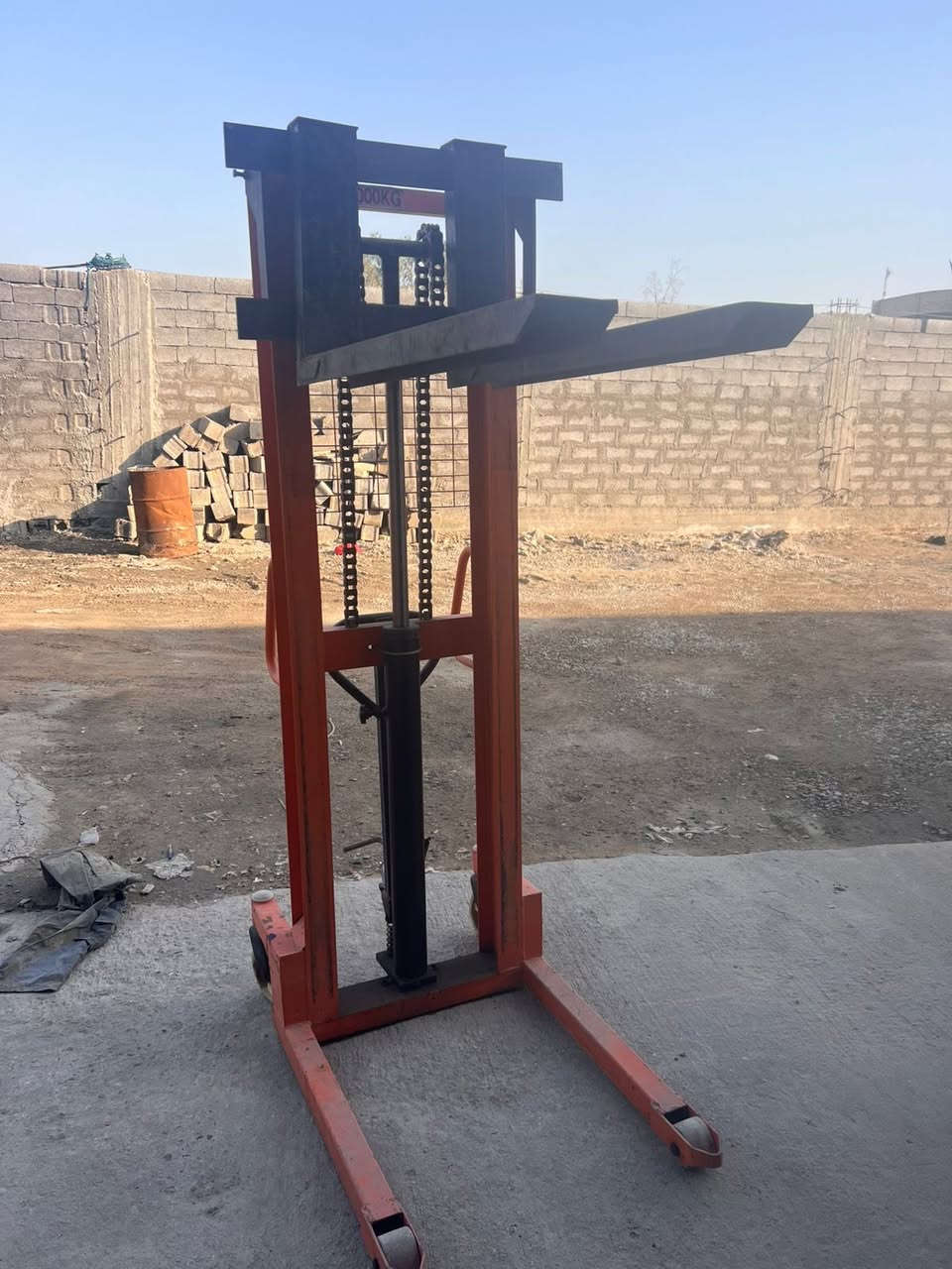 السلام عليكم رافعه للبيع  حموله 2 طن ارتفاع 2 متر و 20 سم للتواصل *********** واتساب فقط
