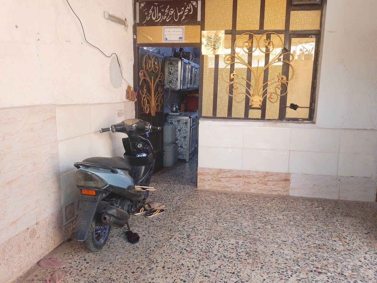 بيت البيع مساحه 180 متر زراعي يحتوي على 4غرف مطبخ واستقبال وصاله جسر ديالى حي لسلام قرب شبكته ابو سماعيل سعره على الخاص ***********
