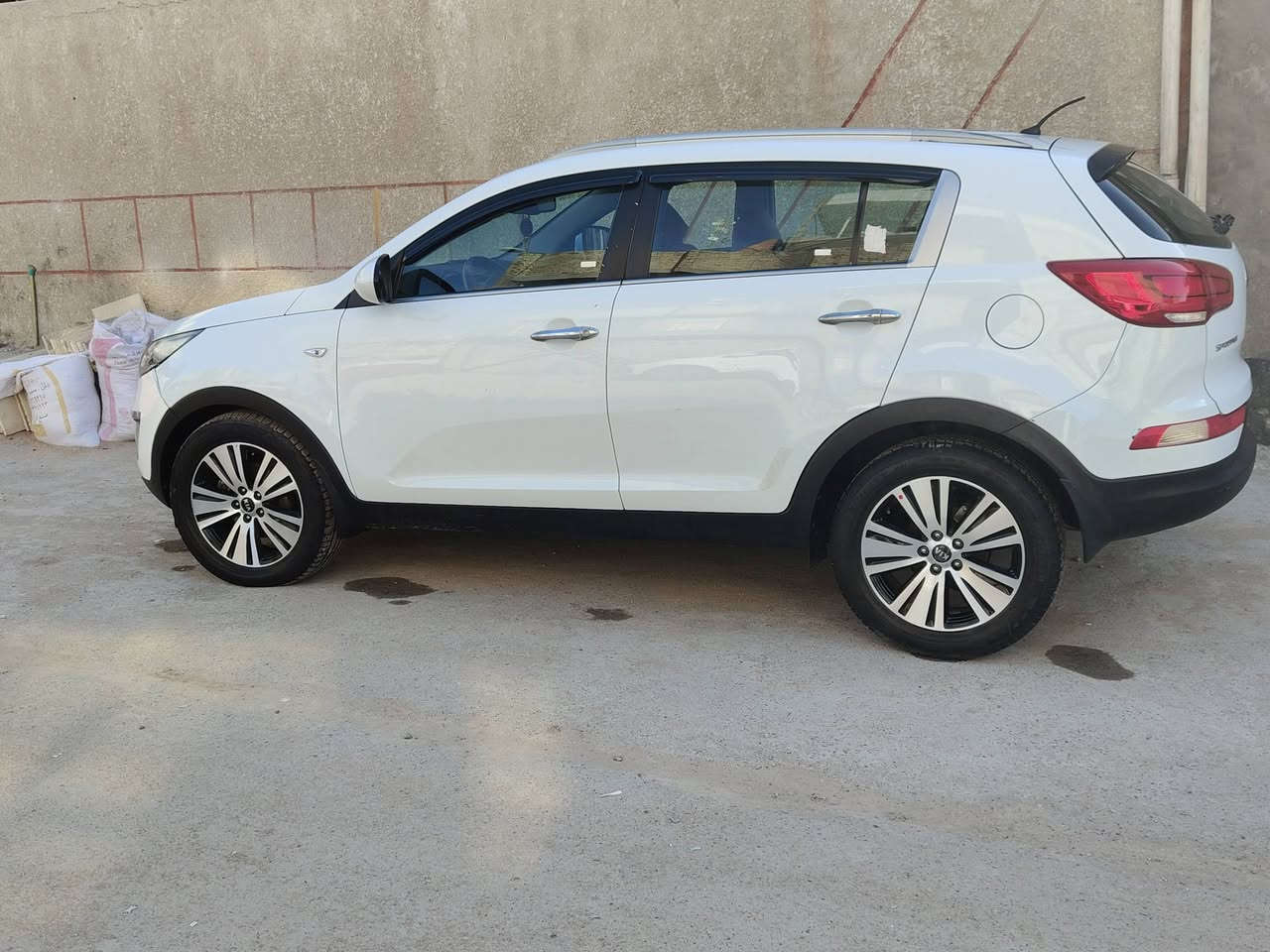 سبورتج 2015 خليجي
سعرها 155 وبيها مجال 
ماشيه 130 الف 
*********** السيارة بأسمي بيها بارد باب السايق 
مكانها حي أور
