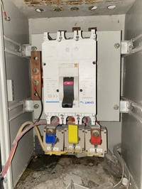 قاطع كهرباء • ٤٠٠ أمبير • شنايدر