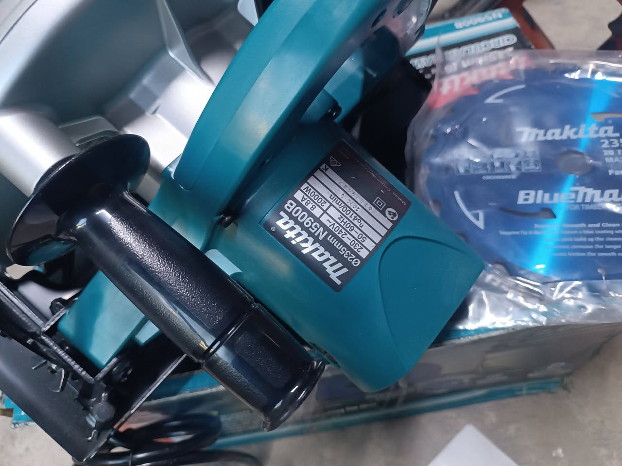 للبيع
منشار مكيتا جديد 
235ملم 
2000 وات كهرباء 
***********
