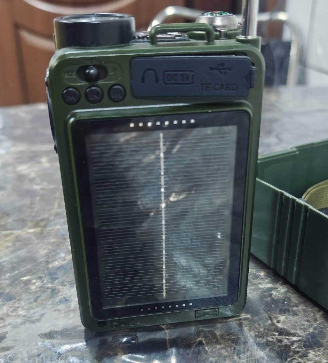 الجهاز الراديو  الذي لا يخذله الوقت ولا تنفذ منه الطاقة؟ نقدم لك الراديو العسكري المتكامل  التحفة التقنية المصممة خصيصاً للمهام الصعبة والمغامرات الاستثنائية.
🔋 منظومة طاقة ذكية
(لا تعرف المستحيل)
الجهاز مزود ببطارية ليثيوم داخلية ضخمة بسعة 4000mAh، تمنحك ساعات طويلة من العمل المستمر. والأهم هو تعدد طرق الشحن:
الشحن الشمسي (Solar Panel): يشحن نفسه ذاتياً بمجرد تعرضه لضوء الشمس. حتى الضوء الغرفة العادي
المولد اليدوي (Hand Crank): هندل ميكانيكي لتوليد الطاقة يدوياً في أحلك الظروف.
شحن USB: منفذ سريع للشحن التقليدي من أي مصدر طاقة.
خاصية الباور بنك (Power Bank): الجهاز يعمل كمصدر طاقة طارئ لشحن هاتفك المحمول عبر منفذ USB المدمج، لتبقى على اتصال دائماً.
📡 قوة استثنائية في التقاط الإشارة
يتميز  بهوائي (Antenna) تلسكوبي طويل وفائق الحساسية، صُمم لالتقاط أضعف الترددات في المناطق الجبلية والبعيدة.
يدعم البث الرقمي الحديث DAB+ لصوت نقي كالكريستال.
يدعم موجة FM   التقليدية لتغطية شاملة لكل المحطات العالمية والمحلية.
🔦 أدوات الملاحة والنجاة المدمجة
كشاف LED احترافي: إضاءة مركزة قوية جداً بمدى واسع، مثالية للتخييم أو السير ليلاً.
بوصلة دقيقة: مدمجة في أعلى الجهاز لتحديد الاتجاهات بدقة، لا غنى عنها في المناطق التي لا تتوفر فيها تغطية GPS.
💼 الفخامة والصلابة (الحقيبة والجسم)
جسم الجهاز: مصمم بهيكل "Army" متين مقاوم للصدمات والظروف الجوية القاسية.
الحقيبة الخاصة: يأتي الجهاز مع حقيبة فاخرة ومبطنة، مصممة خصيصاً لحمايته من الصدمات والخدوش، مع حزام متين لسهولة الحمل في الرحلات الطويلة، مما يجعلها قطعة تكميلية تزيد من فخامة المنتج.
📋 المواصفات التقنية باختصار:
البطارية: 4000mAh (قابلة لإعادة الشحن + تعمل كباور بنك).
الإضافات: بلوتوث 5.0، مدخل كارت ذاكرة (TF Card)، منفذ سماعات أذن.
الشاشة: ديجيتال لعرض الترددات ومستوى البطارية بدقة.
نظام الطوارئ: زر SOS لإصدار إنذار صوتي وضوئي عند الحاجة.
ملاحظة التوصيل لكل العراق فقط
للحجز والاستفسار عن السعر يرجى التواصل على الخاص


**إذا كنت صاحب هذا الإعلان وتريد حذفه لأي سبب، رجاءا أرسل رسالة إلى الدعم الفني**
