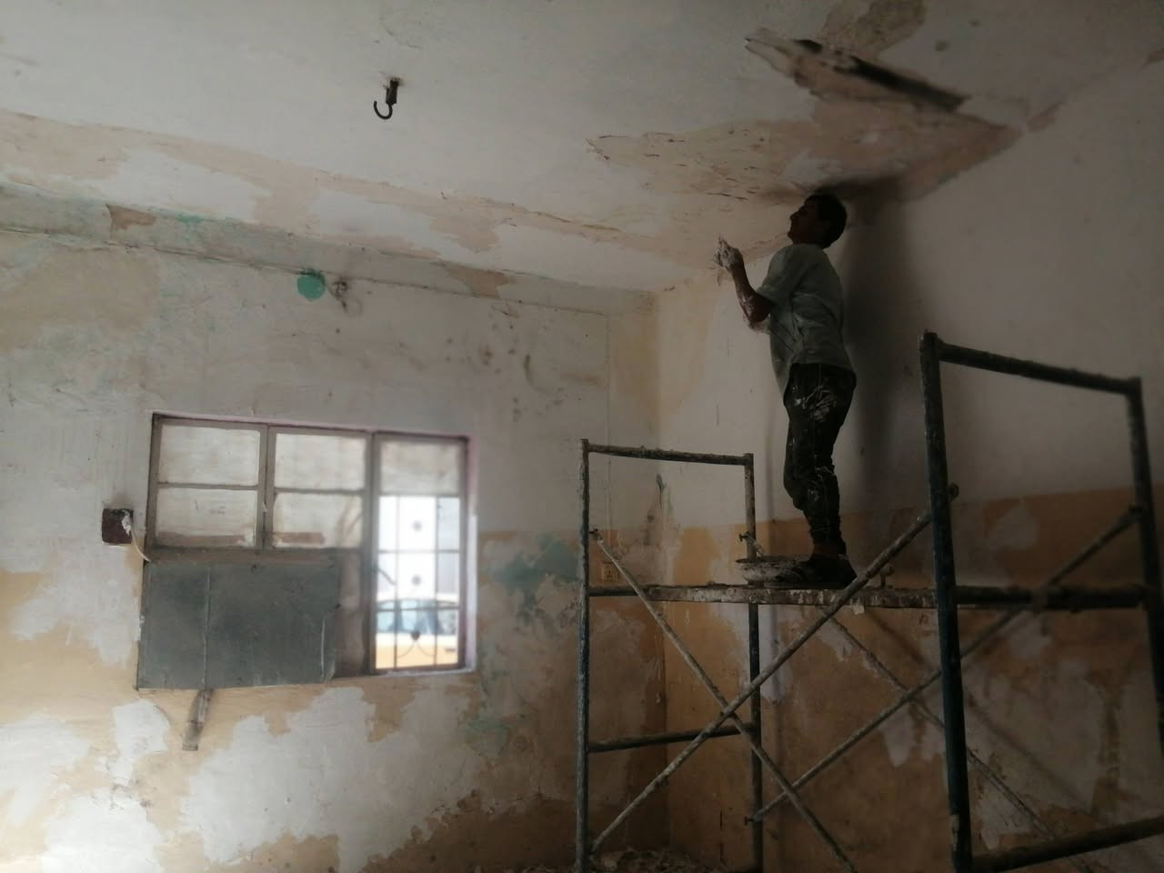 يوجد لدينه كادر متكامل منفذ
عمل جبسن بورد 
عمل السقوف الثانوية 
تغليف الواجهيات فوم تركي
تغليف واجهات بوردكس
حدادين درجه اولى 
عمل بديل الخشب +بديل الرخام
عمل السحب الملكي وبانسب الاسعار 
صبغ درجه اولى+صبغ واجهيات 
وجميع انواع الترميم المنازل 🌹🌹
نبذه بسيطه من أعمالنا 
 
***********ملاحظة نعمل جميع الديكورات
