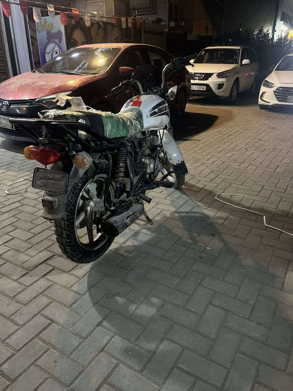 السلام عليكم دراجه بوكسر للبيع دراجه نضيفه تخبل محرك نضيف كهربائيات كلها شغاله علي ناصي سلف هندر بس يراد باتري حته تشتغل سلف دراجه نضيفه و تخبل تايرات جدد بس يرادلها غسله و ترجع تخبل السعر 550وبيها مجال مكاني بغداد البياع الشراي يتصل ***********
