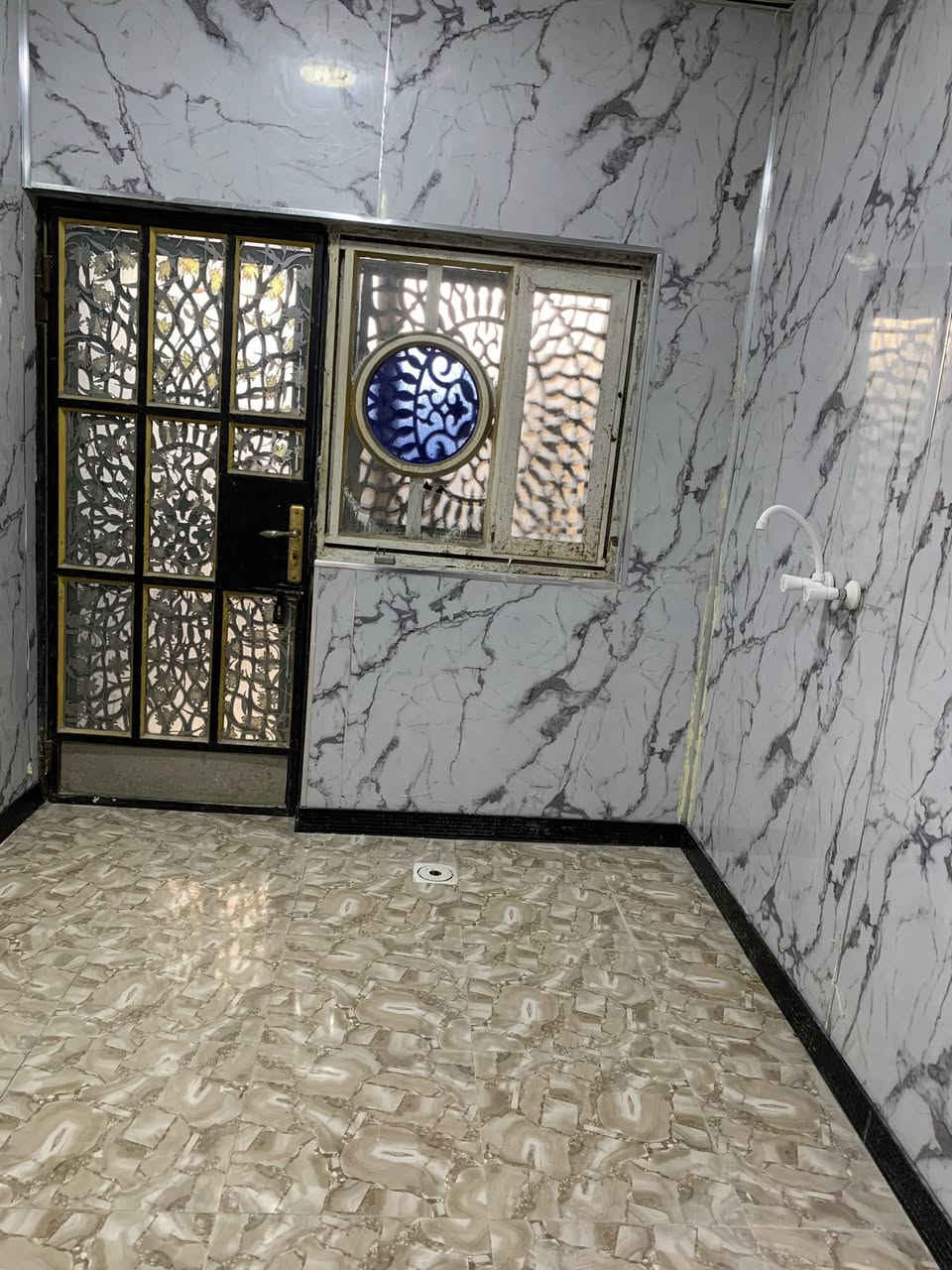 السلام عليكم
(بيت للايجار طابقين )

يحتوي على ٣ غرف نوم كبيره واستقبال وصالتين ومطبخ حار ومطبخ بارد وصحيات داخليه وخارجيه خزانين ماء حلو وماء اسالة البيت تشطيب جديد مجهز كامل البيت مطل على خدمات 
سعر الايجار 650 الف في منطقة القبلة حي موسى الكاظم
قرب مستوصف سوق الكبير
 رقم الهاتف : ***********
