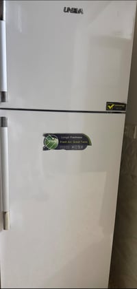 ثلاجه مستعمله شهرين مستعجله على بيعتها سعر 400بيها مجال ‭0770 228 8221...