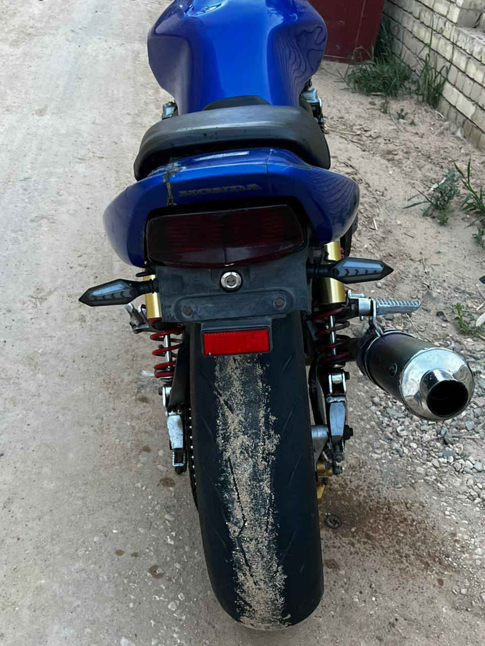 سلام عليكم شباب دراجة للبيع cb4 جيل الثاني هايبر 16ولف كابريتر مو نوزل الدراجة كفالة عامة محركها صافي لا نضوخ ولا تبخير  اوراق كاملة تخم تايرات جديدة ادامة كاملة (***********واتساب فقط) مكاني كربلاء سعرها.15ورقة وبيها مجال وبيها ملاحظات بسيطة الشاراي يتفضل خاص واگلة عليهن
