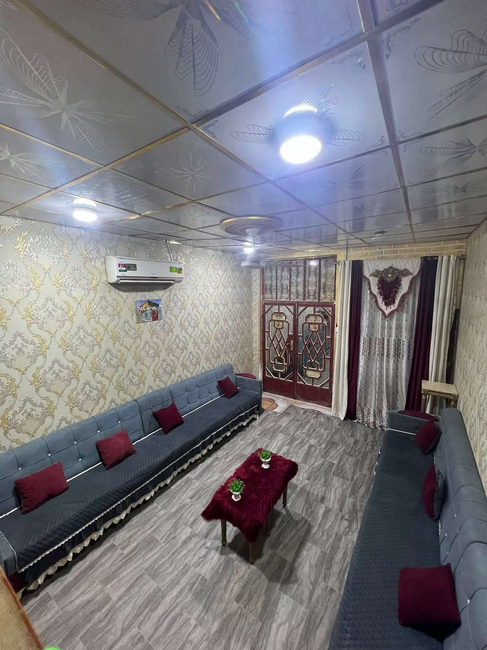 دار سكن للبيع
يحتوي على 2 غرف منام + هول+ مجمع صحيات داخليه + ديوان خارجي + صحيات خارجيه + كراج صغير + ترك ومنور +مطبخ
مساحه المنزل 140 متر 
نوع العقار بلديه 
علماً المنزل بالكامل سيراميك وسقف ثانوي 
نوع السقف كونكريت مسلح 
المنزل ركن على شارعين 
قريب جدا من الشارع العام 
يتوفر ثلاث خطوط ماء مستمر بشكل يومي دون انقطاع
يتوفر خطين كهرباء وطنيه 
يتوفر كهرباء أمبيرات 
المنطقه تحتوي على جميع الخدمات ماء وكهرباء ومستوصف صحي ومدارس ابتدائيه 
الجيران ذهب صافي 
العنوان البصره الزبير قرب السيطره البحريه دور الدواجن 
علماً المنطقه اصوليه بيوت موضفين طابو والمنزل محاذي للبيوت الطابو 
السعر المطلوب 42 وبي مجال ان شاء الله علماً ماشين بمعامله التطويب 
للاستفسار التواصل خاص او على الرقم التالي /
*********** ابو محمد
