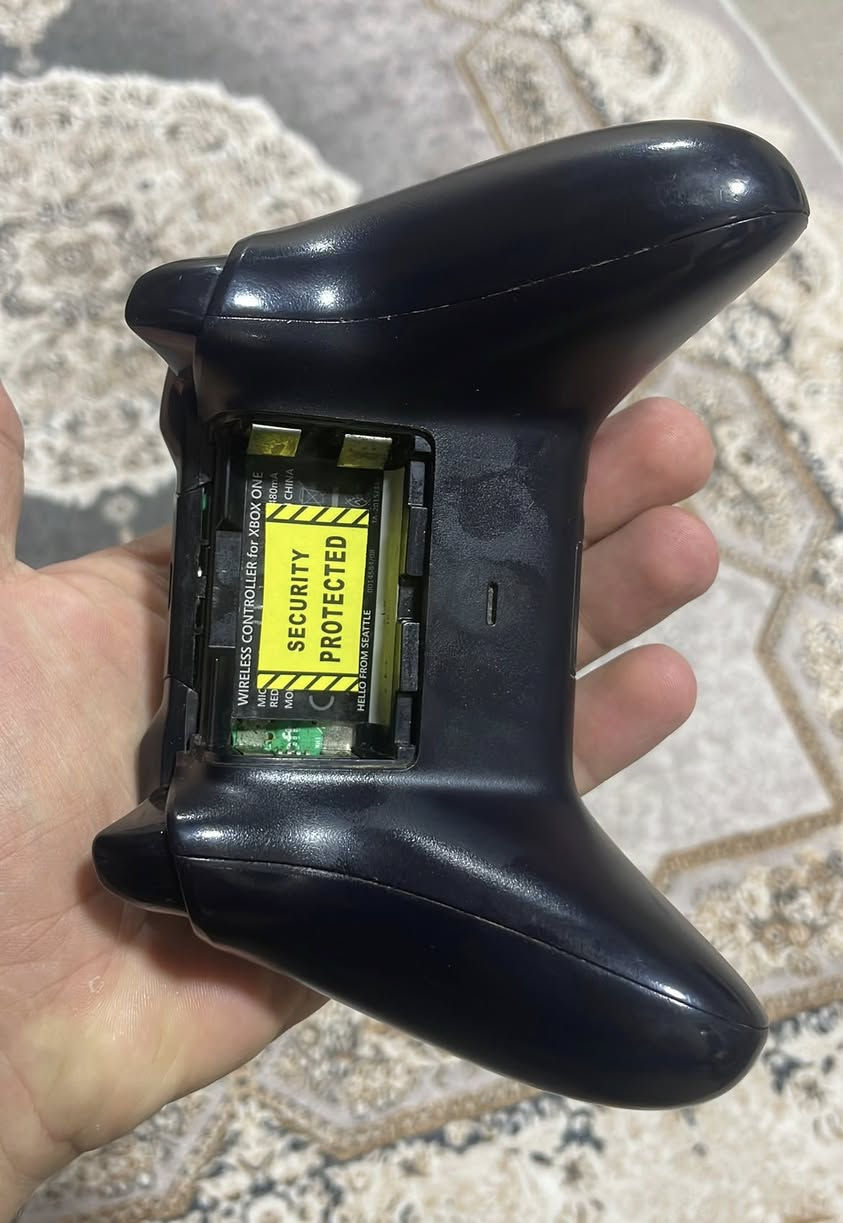 جوستیک اصلي xbox one
سعر 25 الاف قفل 
توصيل موجود واتساب ***********
