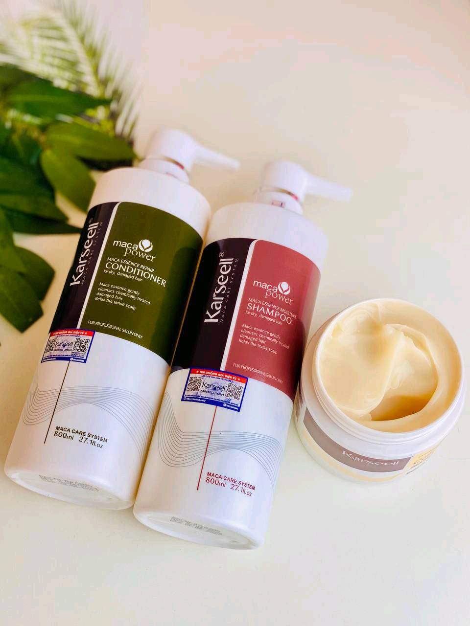 مجموعة العناية بالشعر من كارسيل الإيطالية 🇮🇹💯Karseell Maca Care System، والتي تتكون من شامبو + بلسم + ماسك الكولاجين  ، حلاً مخصصاً لإصلاح الشعر الجاف والتالف كيميائياً، وهي غنية بمكونات طبيعية مثل مستخلص الماكا وزيت الأرغان والكولاجين والأعشاب. 

الفوائد الرئيسية
✔️ تساعد المكونات الغنية، خاصة زيت الأرغان وفيتامين E، على ترطيب الشعر بعمق ومنع الجفاف.
✔️وتعمل تركيبة الكولاجين على إعادة بناء وتقوية بنية الشعر من الداخل، مما يقلل من التقصف ويحسن المرونة.
✔️ تمنح المجموعة الشعر نعومة فائقة ولمعاناً جذاباً، وتساعد في التحكم بالتطاير.
✔️ يوفر حماية من أضرار الأشعة فوق البنفسجية والحرارة الناتجة عن التصفيف والعوامل البيئية.
✔️ على الرغم من أنها مثالية للشعر الجاف والتالف، إلا أنها مناسبة لجميع أنواع الشعر، بما في ذلك الشعر المصبوغ والمعالج كيميائياً. 
✔️تحتوي المنتجات على مزيج من المكونات المختارة بعناية: 
مستخلص الماكا الذي يعزز صحة الشعر ويدعم نموه الصحي.
✔️زيت الأرغان يرطب ويغذي الشعر بعمق ويمنحه اللمعان.
✔️والبروتينات المتحللة مثل بروتين القمح والكيراتين، تعمل على تقوية ألياف الشعر وإصلاحها.
✔️هذه المجموعة خالية من الكبريتات والبارابين والفوسفات.
#الاصلي المنشأ إيطالي 🇮🇹💯
سعر البكج الثلاثي الكامل 45مع التوصيل لكافه المحافظات 