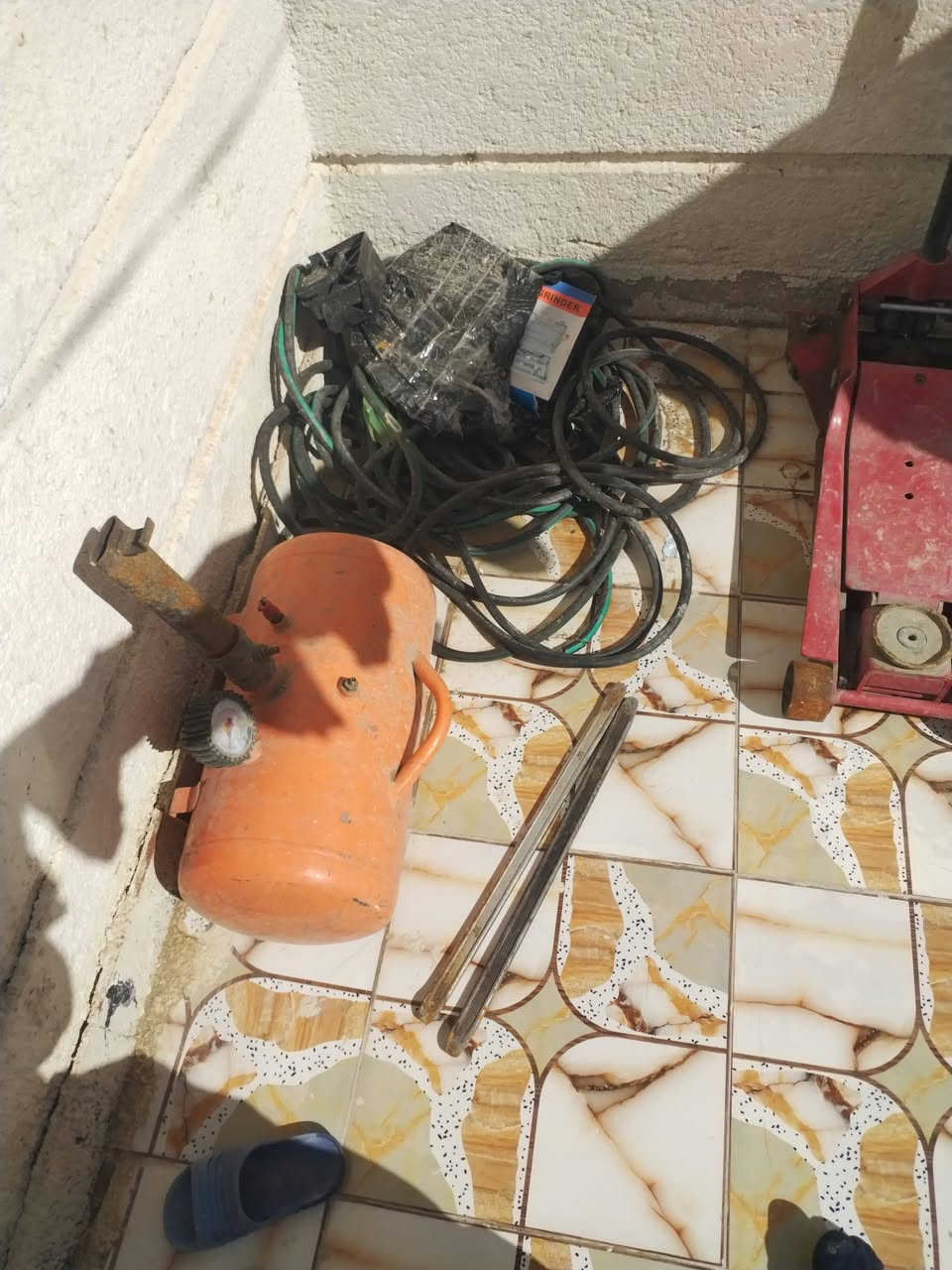 يا الله سلام عليكم ورحمة الله وبركاته من رخصة صاحب الكروب تاروسه هوه 320 لتر وخالعه شرط الفحص وجك  ٣طن ودوات البنجر كامله تالبرات وصوندات كامله السعر مليونين وبيهن مجال مكان قلعه سكر حي العسكري لاستفسار ***********
