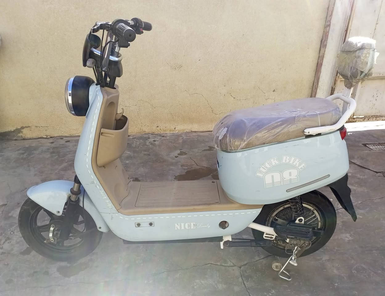 سلام عليكم دراجه شحن نضيفه كلش بطارياته نضيفه كلها شغاله كهربائيات شغاله سرعته 50 الشحنه الوحده تمشيك كلش هواي مال بيت مرتبه من كل النواحي وتجي وشوف بعينك السعر (200) البصره الزبير(***********)
