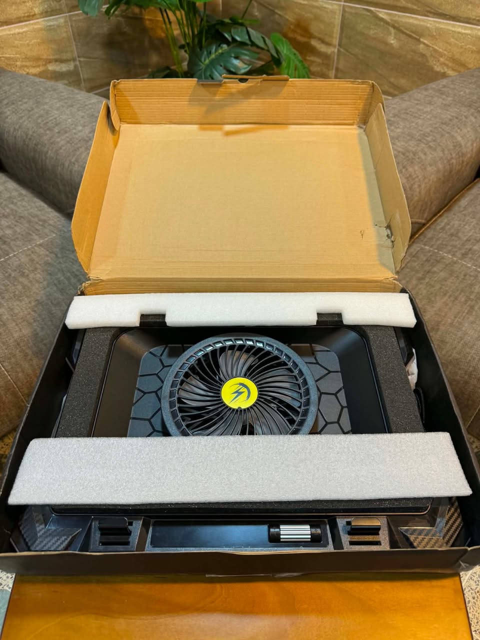 السلام عليكم
قاعدة تبريد لاب توب للألعاب (RGB Gaming Laptop Cooler) موديل K1-5V.المميزات: تحتوي على مروحة توربو كبيرة مقاس 5.5 بوصة، وتتميز بإضاءة RGB، وشاشة LED، وحامل للهاتف.الأداء: توفر تبريداً سريعاً مع سرعة مروحة قابلة للتعديل تتراوح بين 300 و 2200 دورة في الدقيقة.التوافق: مصممة لتناسب أجهزة اللاب توب بمقاسات تتراوح من 15.6 إلى 19.3 بوصة.
جديد ما مستخدم
انطونا سعر وبالعافية 🌹


**إذا كنت صاحب هذا الإعلان وتريد حذفه لأي سبب، رجاءا أرسل رسالة إلى الدعم الفني**