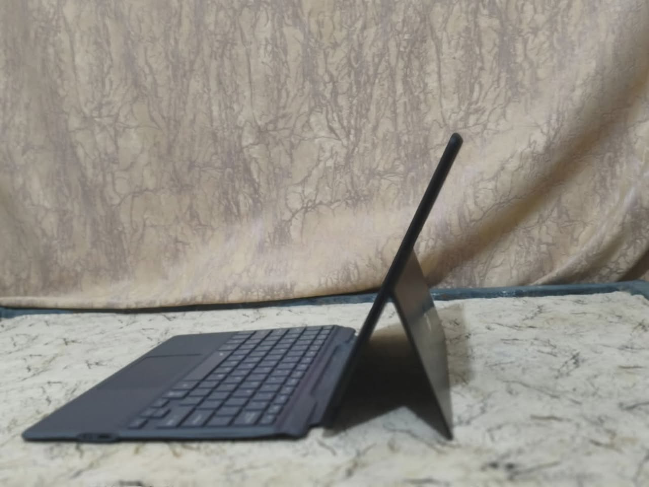 سلام عليكم اخواني لابتوب Microsoft surface pro x بنظام windows 11 pro حاسبه مستعمله استعمال جدا قليل فول نضافه وسلاسه عاليه مابيهه خدش واحد قويه في الدراسه والمونتاج والتصفح في الانترنت ومتوسطه في الالعاب الذاكرة 512 والعشوائيه 16 (8x2) المعالج Fabrikams XY9 @ Ghz 3.00 والكرت مدمج والبطاريه ممتازة جدا 88 والقلم ايضا يشتغل بسلاسه جدا عاليه والشاحن مالتهه سريع والكيبورد الاصلي ويياه واحد احتياط والجنطه مال الحاسبة همين والسعر 625 وبي مجال للاستفسار اكثر اتصل على ***********
