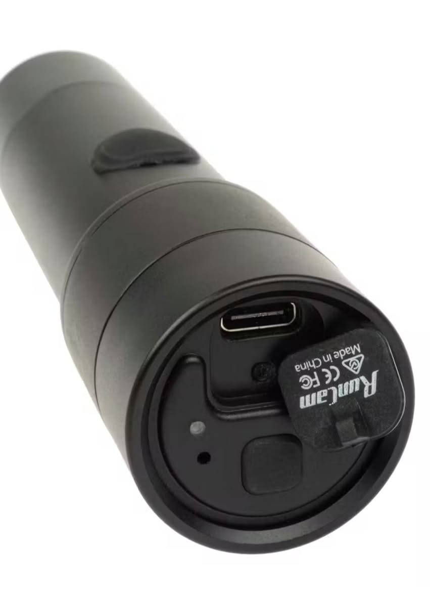 باله اوربي جديد غير مستخدم  ماركه فوول 
تسجيل بدقة 1080 بكسل بمعدل 60 إطارًا في الثانية
كابل فلاش باك مرفق
يتم تسجيل البيانات على بطاقات الذاكرة الصغيرة (Micro SD).
إذا كنت تبحث عن بديل ميسور التكلفة لكاميرا RunCam 4K لتصوير  كاميرا RunCam Scope Camera SE هي خيارك الأمثل!  كاميرا SE  RunCam الأصلية، حيث يتم تثبيتها على سلاحك عبر حلقة تثبيت قياسية بقطر 30 مم لقضبان بقطر 20 مم، مما يمنحك مرونة فائقة في كيفية ضبط سلاحك الأساسي.

تستطيع كاميرا Scope Cam SE التسجيل بدقة 1080P بمعدل 30 أو 60 إطارًا في الثانية، وتدعم بطاقات SD بسعة تصل إلى 512 جيجابايت، مع أن شركة RunCam توصي باستخدام بطاقة بسرعة كتابة U3 على الأقل. تتضمن المجموعة كابل USB من النوع C لشحن بطارية 18650 المرفقة ونقل البيانات، بالإضافة إلى ما يُعرف بكابل "Flashback"، وهو عبارة عن مفتاح ضغط على شكل ذيل فأر مصمم لتسجيل مقاطع فيديو مدتها 15 ثانية بضغطة سريعة. وكما هو الحال في كاميرا RunCam 4K، تستطيع كاميرا SE تسجيل الثواني الخمس إلى الخمس عشرة التي تسبق الضغط على المفتاح، تمامًا مثل كاميرات الشرطة المثبتة على الجسم!

توفر كاميرا Scope Cam SE أيضًا معاينات فورية للقطات عبر الواي فاي، حيث تتصل بتطبيق RunCam على أي جهاز محمول أو لوحي. إذا كنت تستخدم كاميرا مثبتة على الخوذة وترغب في الحصول على لقطات واضحة لأهدافك مع مؤشر الإصابة المميز، فإن كاميرا RunCam Scope Cam SE هي الخيار الأمثل


**إذا كنت صاحب هذا الإعلان وتريد حذفه لأي سبب، رجاءا أرسل رسالة إلى الدعم الفني**