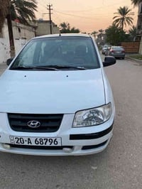 سيارة هونداي موديل٢٠٠٢ جدا نضيفة ابيض تخم تاير تبريد شغال تحويل مباشر ...