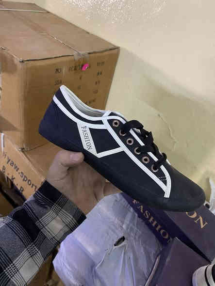 سلام عليكم شروت احذيه منوعة سعر القطعه 5 الف 
جملة غير سعر قياسات من 36 لي 45 كل القياسات متوفرة
*********** / 0750378040 او مرسلة
موقع موصل ايسر حي الكرامة اسمم المكتب يونس فون
