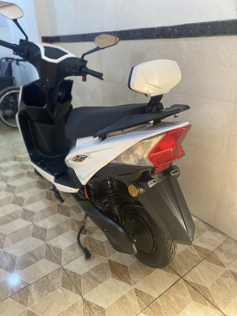 السلام عليكم خواتي عندي هاي الدراجه لبيع 
الانوع سكنس نثياه 
بطاريات 🔋 5️⃣
السرعه 99 حقيقي 70
نضام بارك 
نضام R
دبل إشاره
مكاني الموصل  
والدراجه كلها شغالا مابيها اي شي 
والاستفسار والسعر على هاذا الرقم ***********
