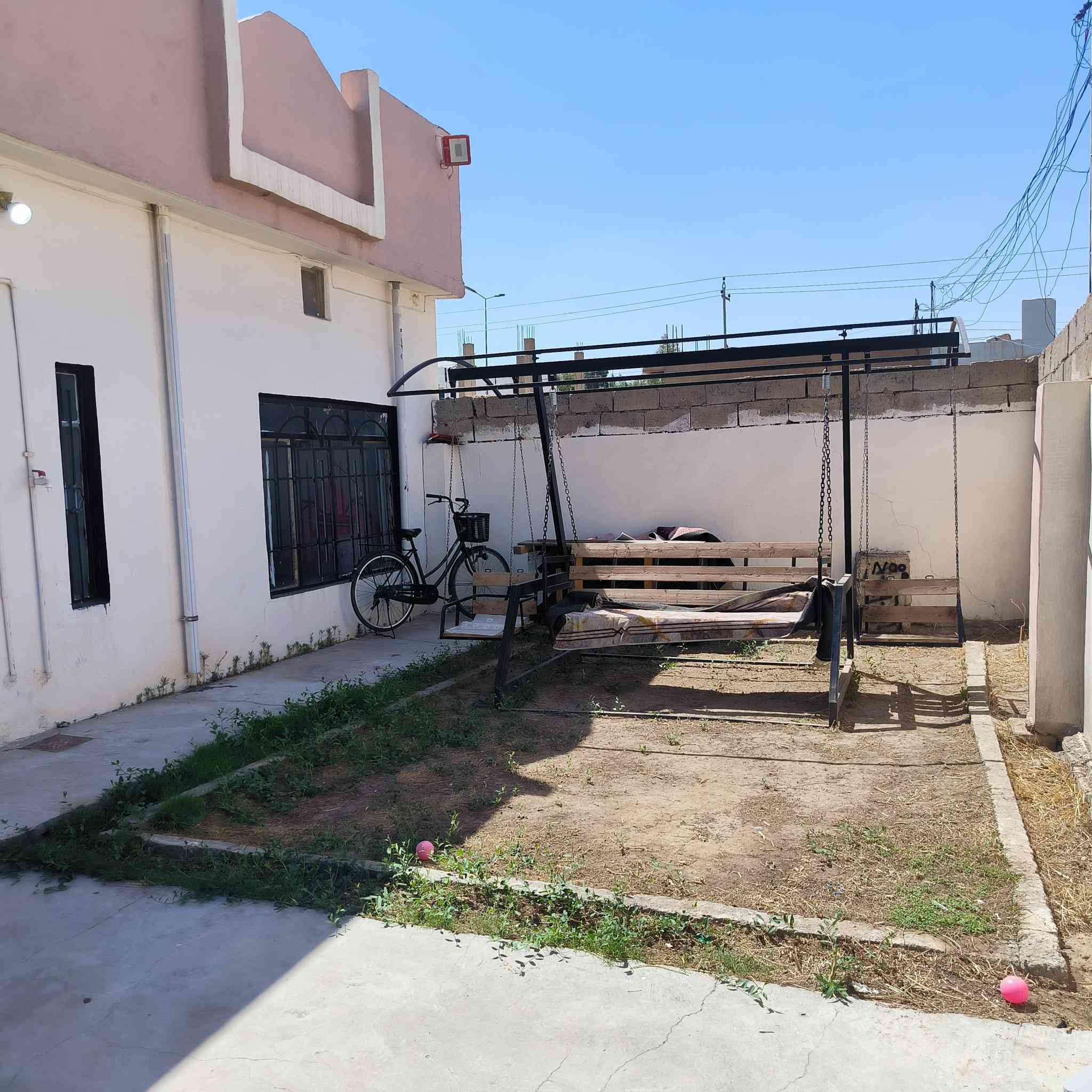 بيت للبيع مساحه ٢٥٠ متر طابو صرف
بناء ٢٠٠٨ غرفتين نوم واستقبال وهول داخلي ومجمع ومطبخ  حي الثوره مقابيل علوه الخضره قرب مدرسه رياض الصالحين او محل رشدي  البيت نظيف سقف ثانوي وارضيه صب  وقريب ثالث قطعه عن سايدين العلوه. السعر ٩٠ وبي مجال 
***********
