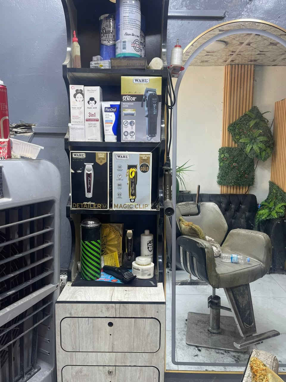 للبيع أغراض حلاقة بحالة زينة، مناسبة للي يريد يفتح شغل أو يجهز محل. مرايا حلاقة ويا كرسي حلاقة، الاثنين بـ١٦٥ ألف، حالتهم زينة والسعر مناسب     [ميز رفوف 3 وجرارات  3 ب٦٥] وقابل للتفاوض المعقول المكان: بغداد – البلديات
للاتصال: ***********
