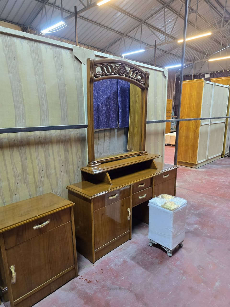 غرفه مستعمله نجاره عراقيه درجه اولى خمسه ملم السعر النهائي ٩٥٠ ***********
