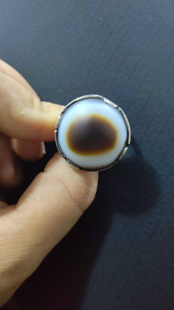 سلام عليكم احبتي الغوالي 
وينهم عشاق الجزع البقري
يالله جزع بقري افريقي من النوادر والروائع خاتم جميل يتميز بطاقة قوية وصياغة يدوية رائعة وزن الفضة فقط 18 غرام 
عرض الحجر 2 سانتيم وكسر 
سعر الخاتم 185 ألف وبي مجال  واني خادم للطيبين اللي يعجبة يتفضل خاص او يراسلني واتساب اني حاظر باي وقت. 👈 *********** 
العنوان ( النجف _ كوفة _ حي ميسان ) واني خادم لك احبتي
