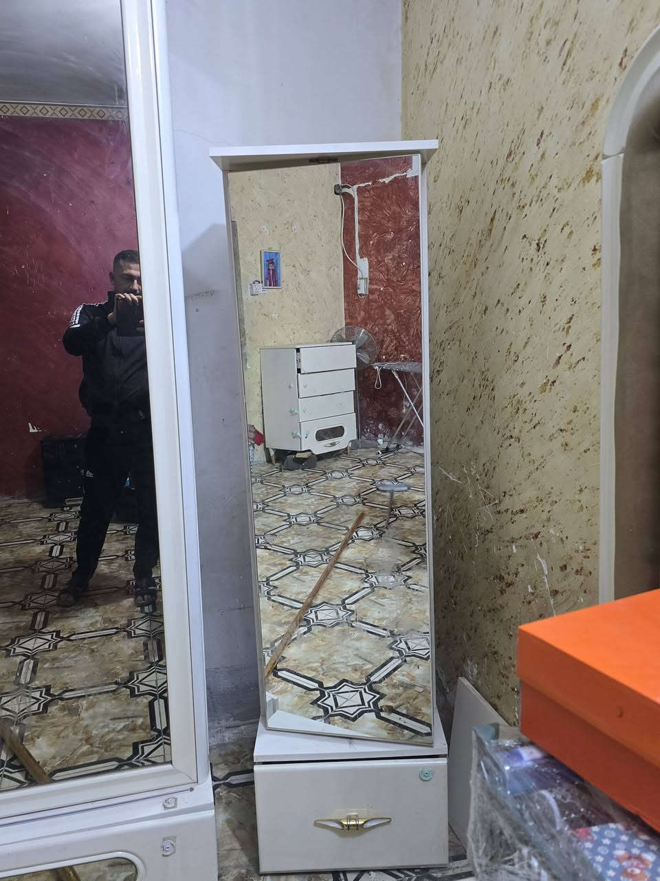 السلام عليكم
غرفة نوم تركي درجة أولى للبيع 
صبغ حراري بيبان هيدروليك 
نظيفة 
٩ قطع ثقيل 
المكان طويريج 
السعر ٧٠٠ الف وبيها مجال 
ملاحظة فتح ونقل ع المشتري 
للتواصل واتساب 
***********
