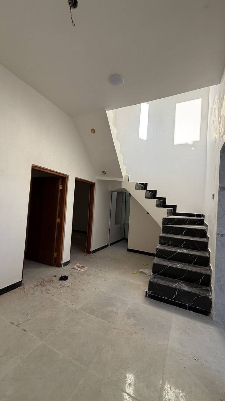 سلام عليكم توفر بيت الجزيره الفيروزيه
مساحه البيت 100متر يتكون البيت من. كراج وحديقه وستقبال ومطبخ  وصاله  وغرفه عدد 2 وصحيات داخليه وخارجيه جنس العقار طابو صرف زراعي بسم عراقي 
سعر 50 وبي مجال حك جيه  🤍
للاستفسار ***********
