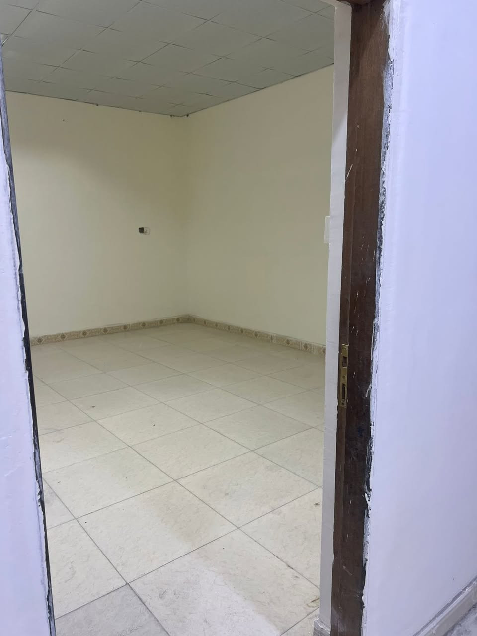 السلام عليكم بيت للاجار حي المهندسين  طابقين مساحة 150 متر سعر الاجار 900 الف وبيه مجال يحتوي على 6 غرف منام 
☎️***********
