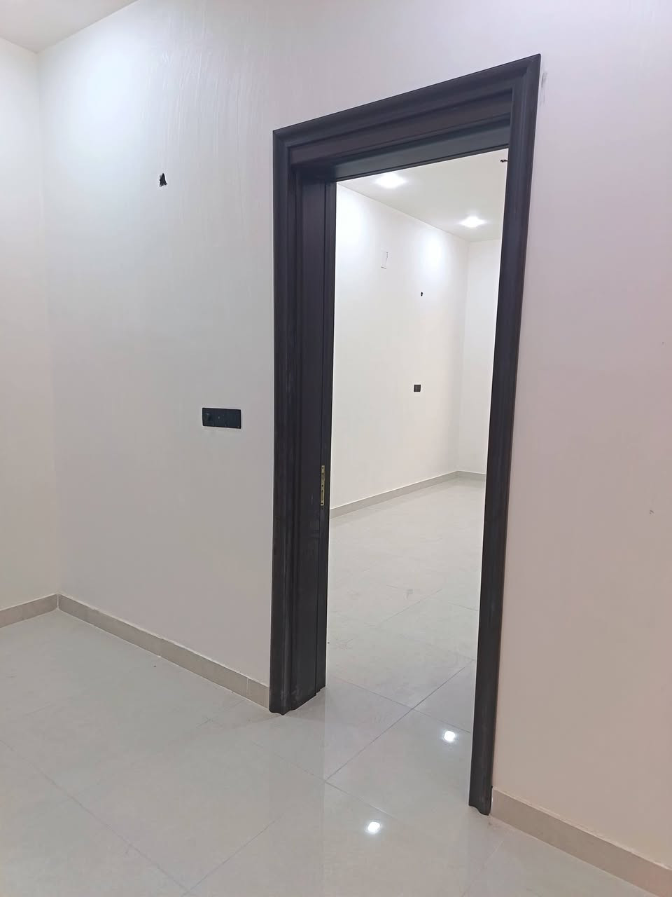 دار للبيع ..... المساحة 118..... سند 25..... الموقع حي الطيارة قرب اسواق نمبر 1..... عرض الشارع 7 متر ..... بناء حديث غير مسكون فيه..... بالواقع اجمل بكثير .... السعر والاستفسار *********** وايضاً خاص موجود.
