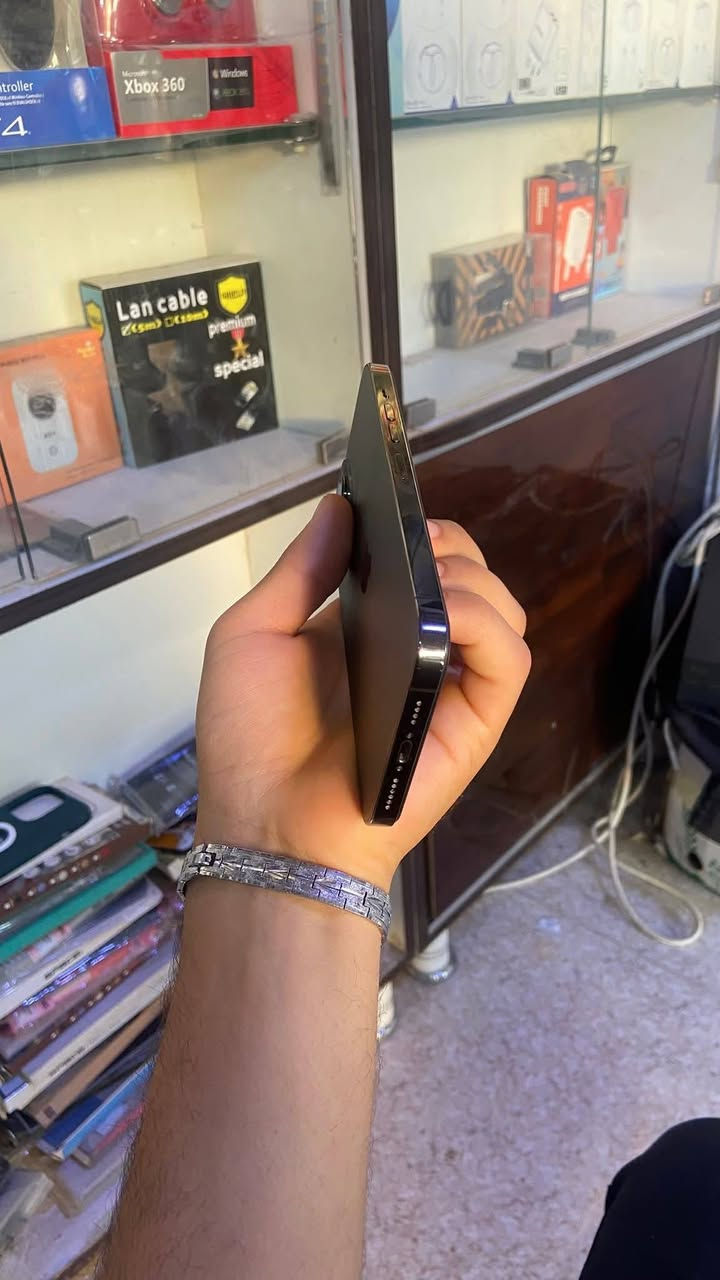 السلام عليكم ايفون 13 pro maxs
تلفون كلش نضيف مثل ما بين بل فحص
مبدل شاشه فقط 
بطاريه 80🔋
ذاكره 256
 جهاز كلش نضيف و تفحص اذا بي اي خلل يرجع
شاشة مبدلة نوعية زينة 
لل تواصل ***********
